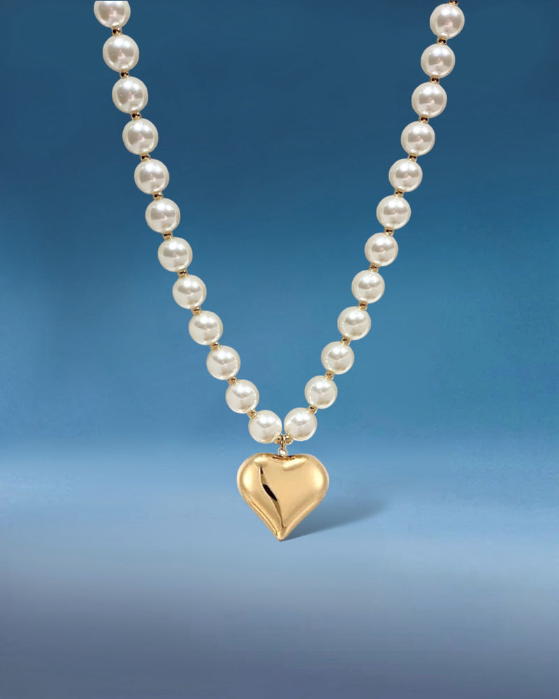 Lovely Pearl Necklace Gold