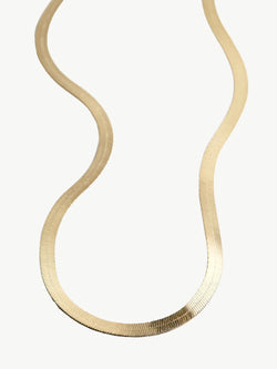 gladde gouden ketting|Herringbone necklace gold|snake necklace Gold plated|waterproof sieraden kopen|kettingen die niet verkleuren kopen|goedkope sieraden|hippe ketting|dames ketting bijenkorf|