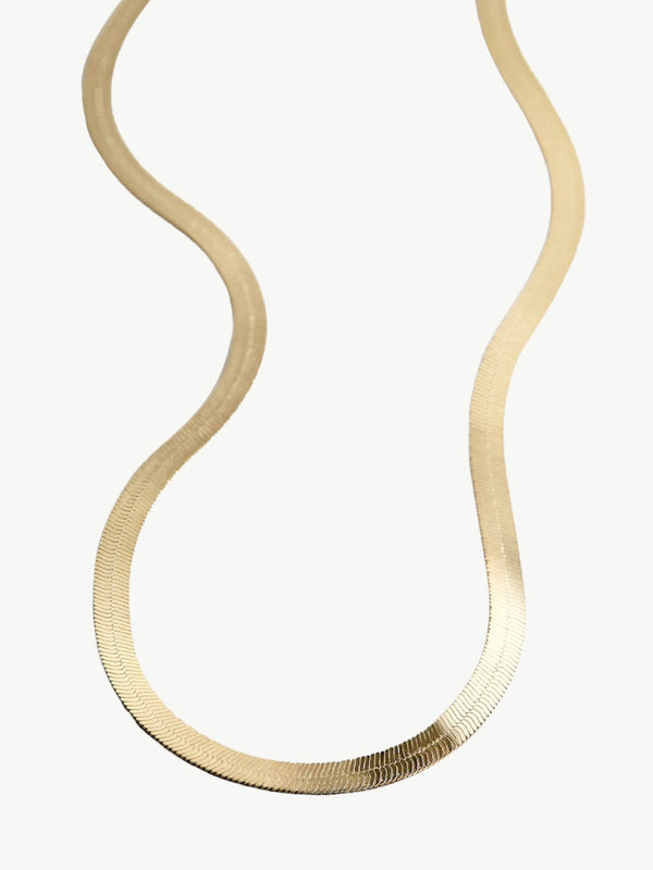 gladde gouden ketting|Herringbone necklace gold|snake necklace Gold plated|waterproof sieraden kopen|kettingen die niet verkleuren kopen|goedkope sieraden|hippe ketting|dames ketting bijenkorf|