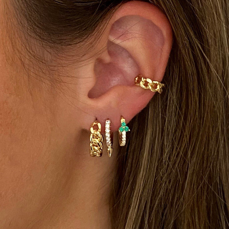 huggie earring green stones|fine hoop earrings gold|fine chain earrings gold|golden chain earrings|inspiration for multiple piercings|oorbellen inspiratie voor meerdere gaatjes