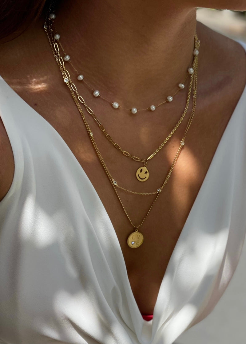 smiley necklace|golden smiley necklace|smiley face necklace gold|smiley coin necklace|smiley necklace stainless steel|sieraden van monica geuze|deze sieradem draagt monica geuze|
