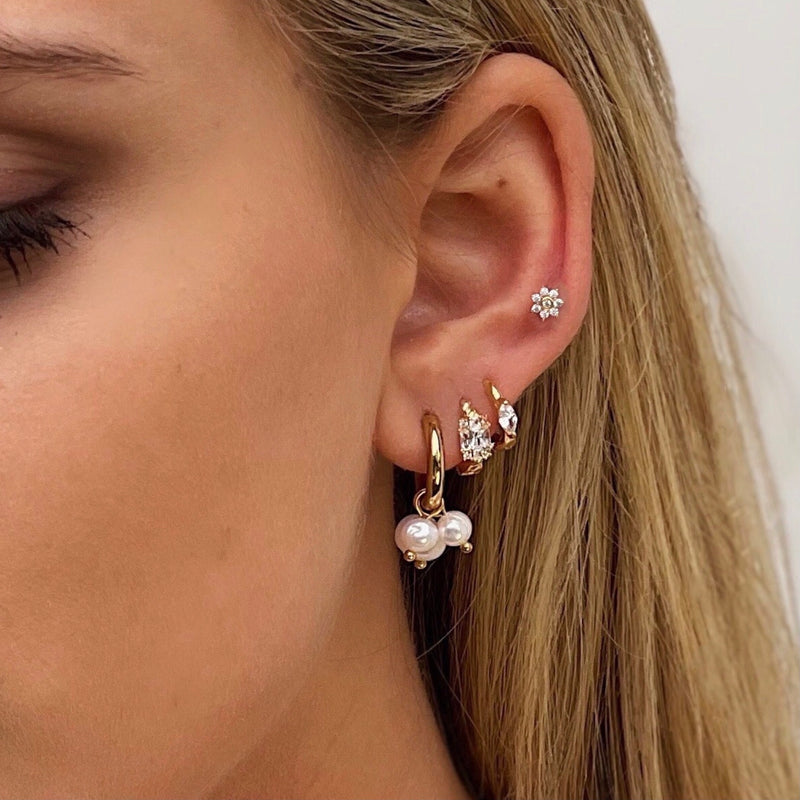 oval stone huggie earring gold|fine hoop earrings|inspiration for multiple piercings|oorbellen inspiratie voor meerdere gaatjes|kleine oorringen|oorbellen per stuk kopen|trendy ear stacks