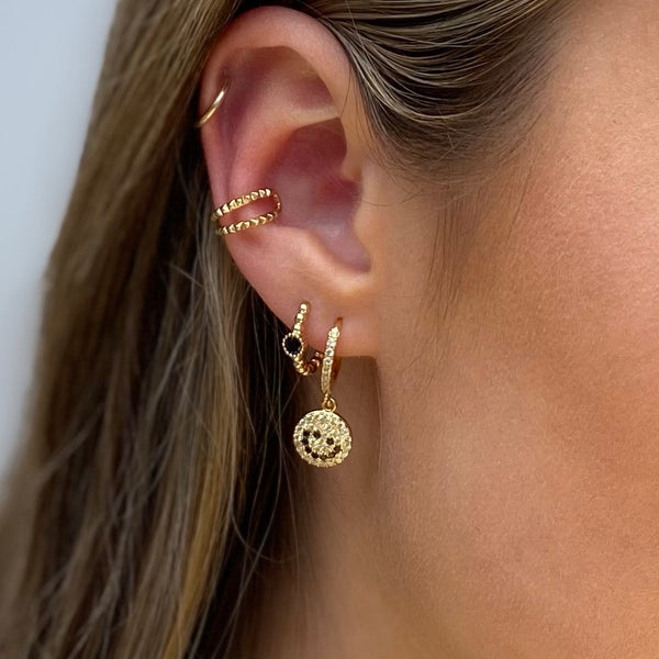 smiley earrings-smiley oorbellen met witte steentjes- gouden oorringen met zwarte steen-oorbellen trend zomer 2021-vind je bij choosebyfelice-met gratis verzenden